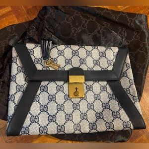 Lightly used vintage Gucci clutch with keys